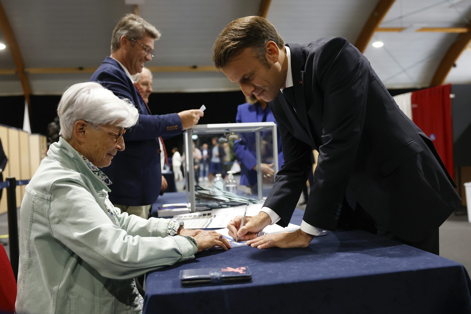 Elecciones en Francia: la alianza de izquierdas frena en seco al partido de Le Pen