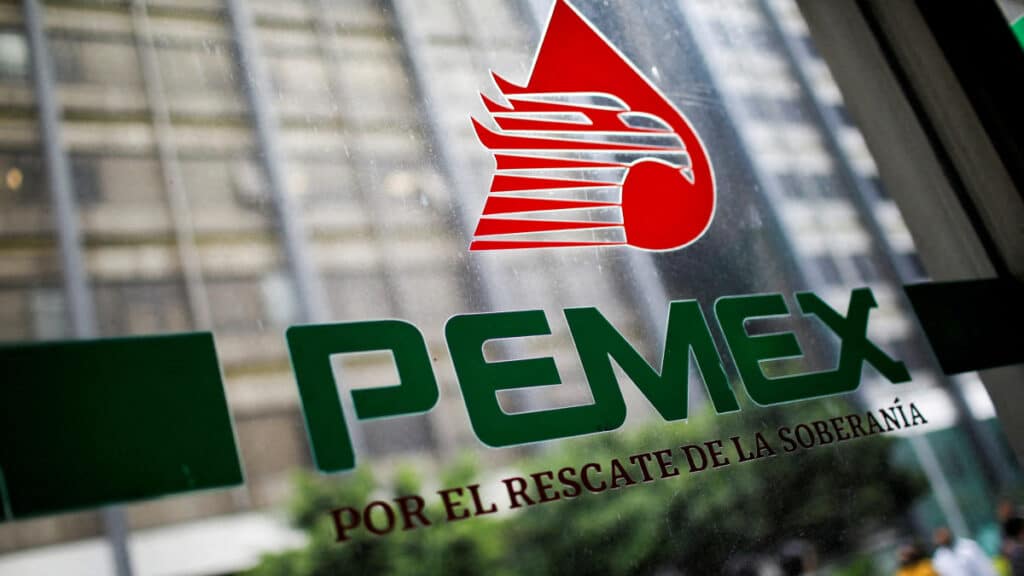 PEMEX nació en 1938 en un ambiente de negocios tan incierto como el de hoy en día; cuando terminaron Los Locos Años 20 con su carga de cambios institucionales y organizativos tales como los de las reformas roosvelianas desafiantes de las normas establecidas embalada en la creatividad propia del tremendo y mortífero holocausto que se aproximaba. Dio sus primeros pasos contextualizado por la conflagración internacional, pero particularmente comprometido con el corporativismo de Lázaro Cárdenas. Cuando comenzó a pisar esta tierra, también internalizó el modelo mental compartido del Nacionalismo Revolucionario derivado de la cultura mestiza; por lo que fomentó la xenofobia como daño colateral acompañante de la promesa del progreso independiente. Vivió una infancia cobijada por la desgracia ajena de los países beligerantes, porque en 1939 las ventas al exterior de PEMEX representaron casi la mitad (49%) de los ingresos por la exportación correspondiente. Este infante, se ilusionó con la soberanía nacional duradera e imperturbable que produjo el espejismo del Nacionalismo Revolucionario por obra del chovinismo creyente en una identidad nacional patriotera. Se desarrolló durante 1946/1970 sobredimensionando los costos de producción especialmente en las regiones de Tamaulipas y Veracruz. Su estilo de desarrollo fue el Desarrollo Estabilizador mediante el agrandamiento de la demanda interna a causa de un PIB mismo período en promedio anual de 6.2%. Entonces se institucionalizó la economía rentista gracias a una renta petrolera usufructuada en primer lugar por la oligarquía del mismo género; y luego por los empresarios segundones; y después por los consumidores. La gasolina más barata del mundo debilitó su musculatura mediante el subsidio gubernamental que repercutió negativamente en las finanzas públicas porque si los impuestos petroleros representaron en 1940 el 15% de los ingresos fiscales, en 1970 personificaron solamente el 3%. Haciendo caso de los preceptos liberales, se inició el empobrecimiento del Estado, al mismo tiempo que el enriquecimiento del mercado rentista. El Desarrollo Estabilizador institucionalizó y organizó una sociedad de cazadores de rentas que, esta sí, fue perdurable en la realidad donde el Gran Zombi viviente paseó tranquila y distendidamente. Empobrecimiento del Estado que cavó la sepultura con las palas de la deuda pública y el déficit fiscal para que el zombi pudiera hacer la siesta como complemento integrativo de su paseo. Durante la Docena Trágica de Echeverría y López Portillo, cayó del cielo el mejoramiento de los términos del intercambio, el cual dibujó una sonrisa en el habitualmente circunspecto y algo arrugado Gran Zombi. Pero en 1982 se le borró completamente la sonrisa, porque el precio promedio de petróleo bruto exportado cayó abruptamente a 28.69 dólares. De todas maneras, la economía mexicana se petrolizó iniciando un juego suma cero donde lo que ganaban los cazadores de rentas (algunos de estos multimillonarios), lo perdía el Gran Zombi que le hizo pagar los platos rotos al gobierno dentro de un proceso llamado socialización de pérdidas y privatización de los beneficios. Sin que ello significara matar al Gran Zombi, Miguel de la Madrid y Carlos Salinas le aplicaron el tratamiento del Ajuste Estructural para confort de su burocracia sindical. Ocurrido en 2001, el Pemexgate consistió en un desvío millonario de fondos del sindicato petrolero, cuyo dinero fue a parar a la campaña presidencial de Francisco Labastida, candidato del PRI en las elecciones del 2000. El Ajuste Estructural terminó por premiar a los líderes de la burocracia sindical, los cuales financiaron la campaña electoral del PRI - todavía partido de Estado - cuyo eje económico esencial fue el Gran Zombi. Al cabo de su senectud, el Gran Zombi registró veintidós años de pérdidas financieras. Los apoyos financieros al mismo durante el actual sexenio sumarán 1.49 billones de pesos. A pesar de esta cuantiosa ayuda gubernamental, el Gran Zombi sigue siendo el más endeudado del mundo con 105.836 millones de dólares. Aplicando una vez más, la política de subsidios globales, pero no puntuales, el gobierno está subsidiando el 35% del costo de la gasolina para beneficiar: (1) a la oligarquía rentista; (2) a los empresarios rentistas segundones; (3) a los consumidores; es decir: para apalancar al auto refuerzo del rentismo nacional. En tanto que fiel sucesora de AMLO, Claudia Sheinbaum no le tocará ni un pelo al Gran Zombi. Si se desentiende de esta fidelidad; será otro cantar.