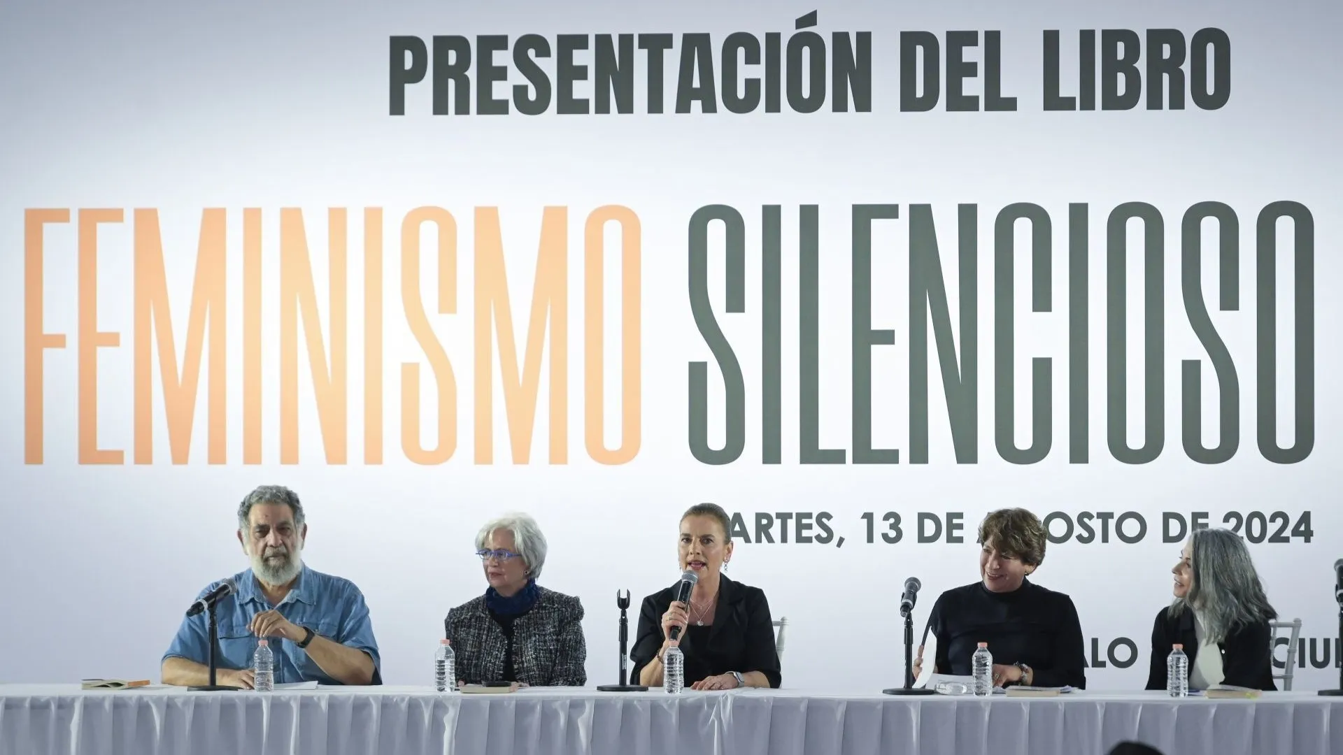 Qué título para llamar a un ensayo que habla sobre el rompimiento de las barreras y el fin de la vida anónimas. Quien lo escribe, Beatriz Gutierrez Müller, no puede saber más de lo que habla, la primera esposa de un presidente que se pronuncia por no serlo o más bien por serlo a su manera sin dejar de ser ella