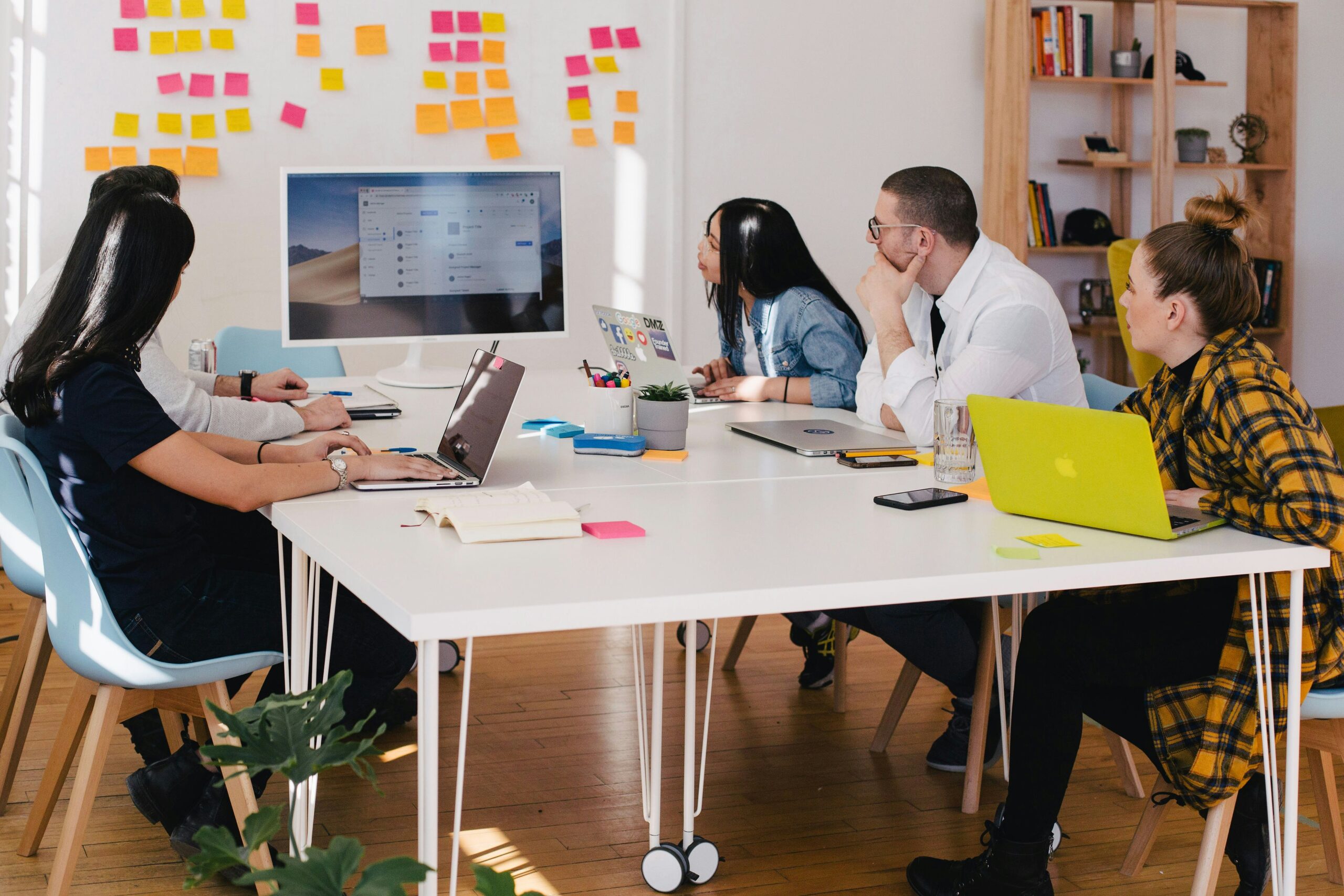 Con el final del verano y la vuelta al trabajo, muchos volvemos a la rutina de las reuniones de trabajo. Si bien las reuniones pueden ser útiles, su mala planificación y ejecución las convierte, en muchos casos, en una pérdida de tiempo.