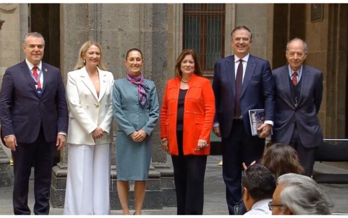 La presidenta Claudia Sheinbaum estuvo acompañada por varios miembros de su gabinete, demostrando el compromiso de su gobierno.