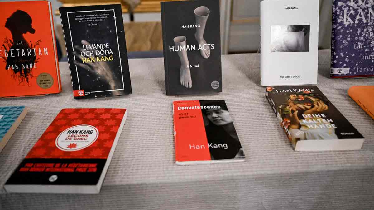 A menudo, cuando los poetas escriben novelas, lo hacen con una prosa asombrosamente vívida y ágil. La vegetariana (2007), de Han Kang, es un buen ejemplo, y sin duda la obra que más influyó en la decisión de la Academia Sueca de concederle el Nobel de Literatura 2024