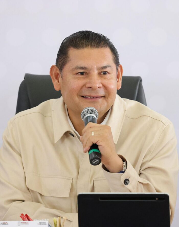 Gobernador Alejandro Armenta sonríe durante la presentación del Paquete Económico 2026 de Puebla