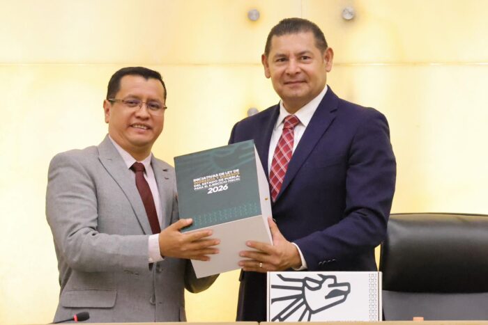 Gobernador Alejandro Armenta recibe el documento oficial del Paquete Fiscal 2026 en ceremonia en el Congreso de Puebla.