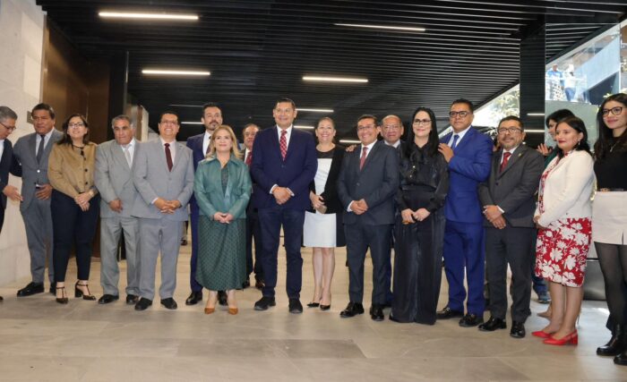 Foto grupal de autoridades del gobierno y Congreso de Puebla tras la presentación del Paquete Fiscal 2026.