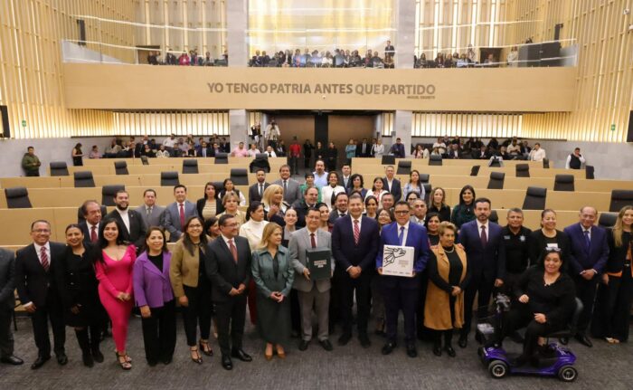 Foto grupal de autoridades y diputados tras la presentación del Paquete Fiscal 2026 en el Congreso de Puebla, con lema “Yo tengo patria antes que partido”.
