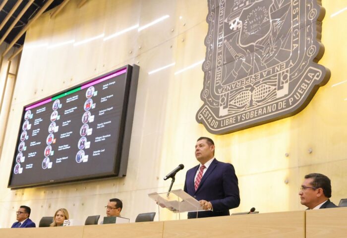 Gobernador Alejandro Armenta pronuncia discurso sobre el Paquete Fiscal 2026 en el Congreso de Puebla.