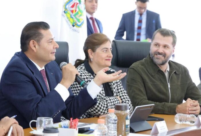 Gobernador Alejandro Armenta explica los beneficios del Polo de Desarrollo Económico en Puebla durante reunión con funcionarios