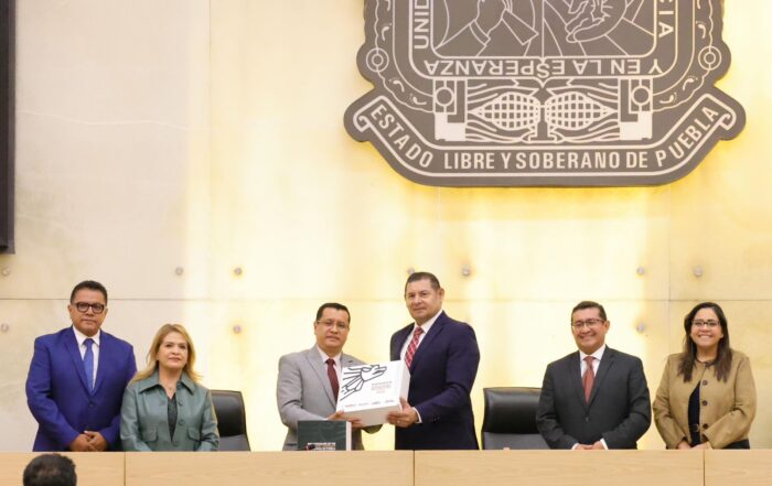 Gobernador Alejandro Armenta recibe el Paquete Fiscal 2026 en el Congreso de Puebla durante ceremonia oficial.