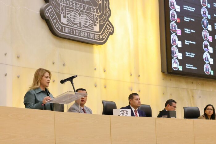 Josefina Morales explica el Paquete Fiscal 2026 ante el Congreso de Puebla desde el podio oficial.
