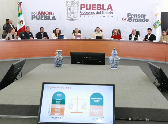Mesa de trabajo del gobierno de Puebla durante la presentación del Paquete Económico 2026, con bandera mexicana y logo ‘Por Amor a Puebla