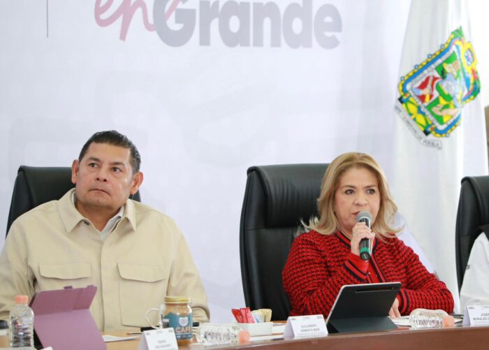 Josefina Morales, secretaria de Finanzas, explica detalles del Paquete Económico 2026 durante conferencia de prensa