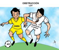 Cartoon of two soccer players colliding: a yellow-uniformed player labeled CNDH and a white-uniformed player labeled Comisión de la Verdad, near a ball marked 43 on a green hill.
