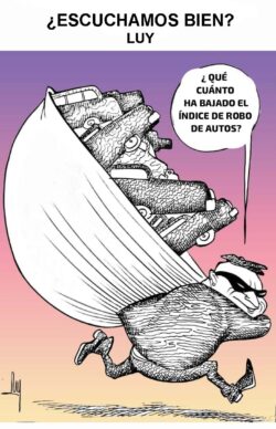 Cartoon of a man running with a large parachute carrying a pile of cars; speech bubble asks how much the car theft index has dropped (in Spanish).