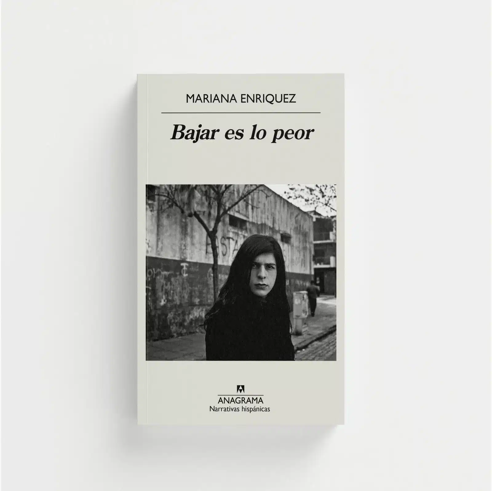 Book cover: 'Bajar es lo peor' by Mariana Enríquez, features a black-and-white photo of a woman on an urban street and the Anagrama logo at the bottom.