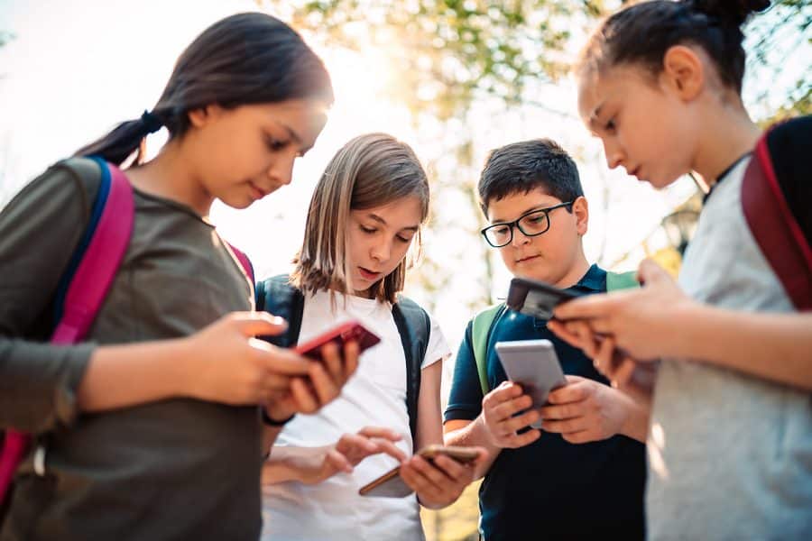 Redes sociales y menores: datos, casos y ciencia 
